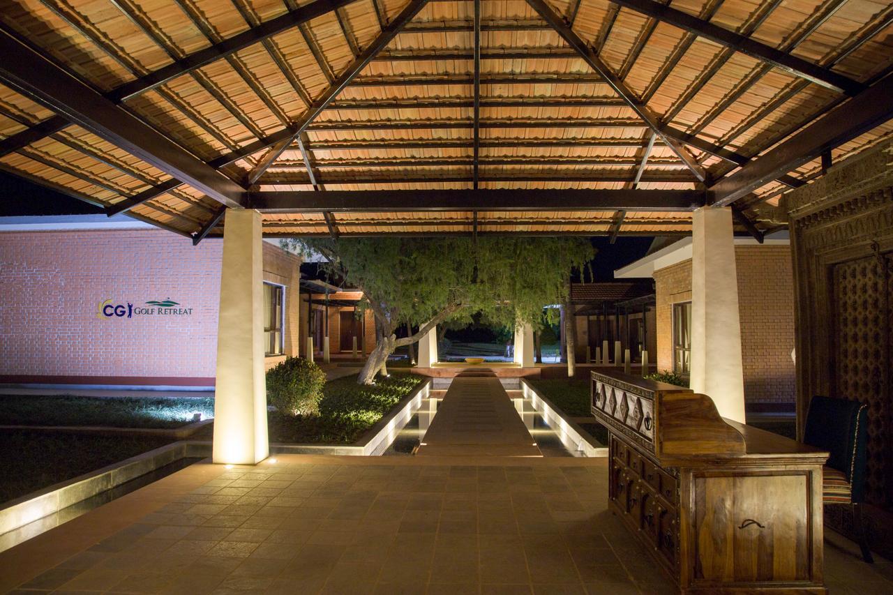Miraaya Wellness And Golf Resort Chitwan Eksteriør billede